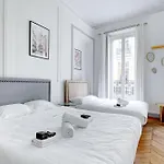 L\'Elegance Parisienne Au Coeur Des Champs-Elysees